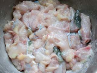 5、快手酸菜鱼 鱼肉鲜嫩酸菜爽口的宴客硬菜, 一直抓到上浆，腌制待用。