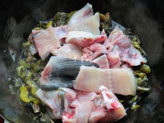 11、快手酸菜鱼 鱼肉鲜嫩酸菜爽口的宴客硬菜,这时候可以把鱼骨和鱼头倒进去一同翻炒。