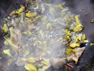 10、快手酸菜鱼 鱼肉鲜嫩酸菜爽口的宴客硬菜,炒3-5分钟，酸菜被炒透，酸爽的味道被炒出来。