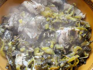 15、快手酸菜鱼 鱼肉鲜嫩酸菜爽口的宴客硬菜,把酸菜和鱼骨用漏勺捞出，放入盆中。