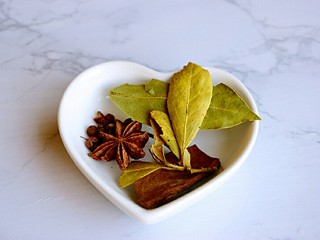 5、红烧排骨,准备好花椒、八角、香叶、桂皮