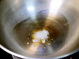 6、红烧排骨,锅中加油，加冰糖，小火加热