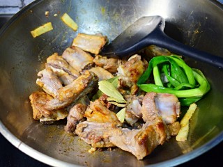 11、红烧排骨,加花椒、桂皮、八角、香叶