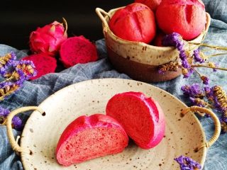 14、火龙果软欧包,赏心悦目！