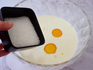 5、吐司布丁,加入白糖