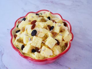 11、吐司布丁,表面再撒上三色葡萄干、杏仁片、瓜子仁