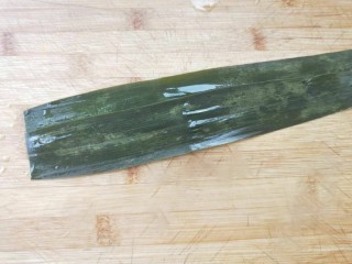 6、水晶粽子,粽叶可刷些植物油，防粘