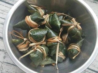 9、水晶粽子,依次包好，我包了十八个，水晶粽子不要包太大哦