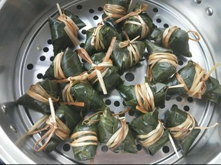 10、水晶粽子,将粽子摆入蒸屉上