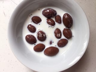 1、巧克力慕斯杯,巧克力隔水融化（因为家里的娃不喜欢黑巧，所以就用了好时的牛奶巧克力，略加点牛奶在里面，感觉融化的会更快些。）