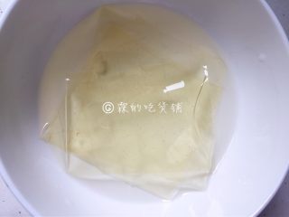 2、巧克力慕斯杯,吉利丁凉水中泡软。