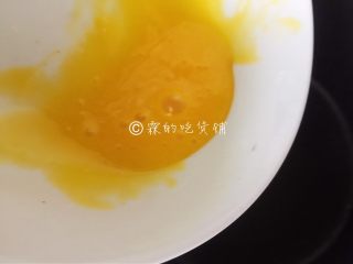 3、巧克力慕斯杯,鸡蛋的蛋黄、蛋清分离，然后把蛋黄打散倒入锅中。