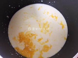 4、巧克力慕斯杯,加入牛奶，小火加热，不断的搅拌，直到蛋黄呈浓稠状，关火，晾凉。