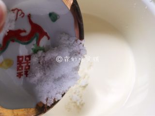 7、巧克力慕斯杯,细砂糖加入淡奶油中。