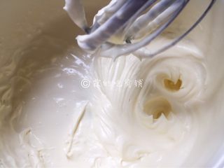 8、巧克力慕斯杯,搅打至出现纹路就可以了。