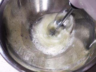 10、巧克力慕斯杯,最后把蛋白打至能拉出弯钩的湿性发泡就可以了。