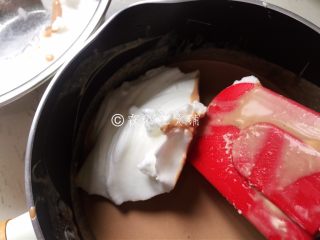 11、巧克力慕斯杯,同样，打发好的蛋白，也是分两到三次加入巧克力糊中，翻拌均匀。