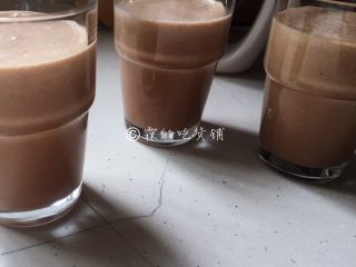 12、巧克力慕斯杯,慕斯糊就做好了，把它倒入容器中，冰箱冷藏四个小时。