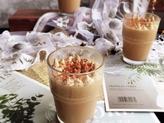 13、巧克力慕斯杯,淡奶油打发后，挤在慕斯的表面做装饰，再撒上一丢丢可可粉就完成了。