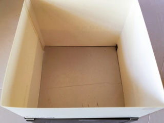 2、红豆抹茶巧克力慕斯,用卫生的纸板制成一个高于6寸方形慕斯圈的模具。