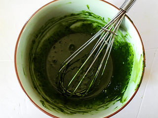 6、红豆抹茶巧克力慕斯,用14克纯牛奶化开，加入泡软的吉列丁片8克，用微波炉加热20秒，吉列丁就溶化了。如果没有微波炉，可以隔热水溶化。