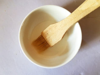 13、红豆抹茶巧克力慕斯,搅匀调和成糖酒液。