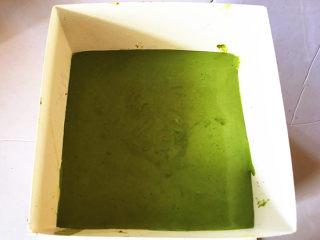 16、红豆抹茶巧克力慕斯,倒入一层抹茶慕斯液。