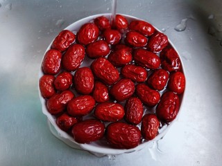 1、糖水鸡蛋汤,红枣清洗一下表面的灰尘。