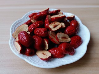 2、糖水鸡蛋汤,把红枣对半剪开有利于释放。