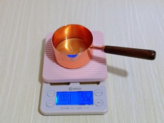 1、零失败～奶油泡芙 外酥内软吃出幸福甜蜜,将玉米油及其它食材全部称重。