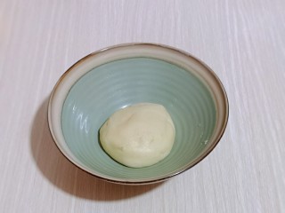 8、零失败～奶油泡芙 外酥内软吃出幸福甜蜜,将炒好的面团取出，放入器具中，晾至余温。