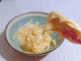 11、零失败～奶油泡芙 外酥内软吃出幸福甜蜜,做好的面糊提起硅胶铲有倒三角形即可。