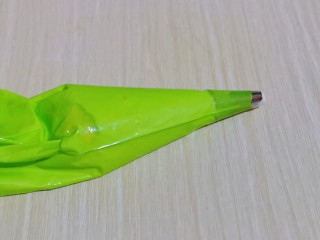 17、零失败～奶油泡芙 外酥内软吃出幸福甜蜜,将打发的奶油装入裱花袋中。(记得先装裱花嘴哈)