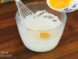 3、轻乳酪蛋糕,奶油奶酪和黄油搅拌混合，倒入蛋黄搅拌