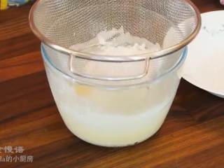 4、轻乳酪蛋糕,把低筋面粉和玉米淀粉过筛，分两次倒入奶酪糊中，用蛋抽搅拌，放冰箱冷藏20分钟