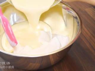 8、轻乳酪蛋糕,把剩下的蛋清倒入大碗中，再倒入面糊翻拌