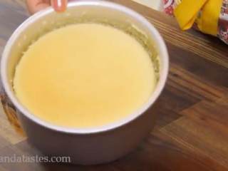 11、轻乳酪蛋糕,把烤箱降到130度再烤60分钟，烤好后留在烤箱放半小时