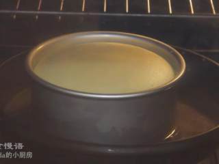 10、轻乳酪蛋糕,放入烤盘，在烤盘中注入冷水，放入烤箱烤20分钟