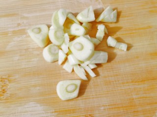 1、蚝油炒甘蓝,蒜切末备用锅烧热，放入蒜末爆香