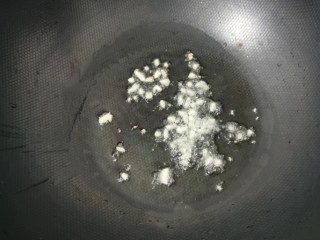 2、蚝油炒甘蓝,锅烧热，爆香蒜末