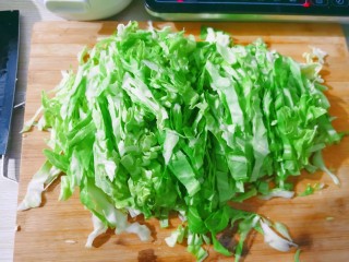 3、蚝油炒甘蓝,甘蓝洗净，切丝备用