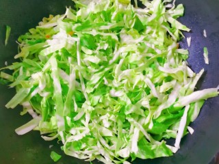 4、蚝油炒甘蓝,放入甘蓝