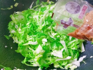 5、蚝油炒甘蓝,加入十三香