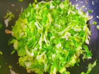 6、蚝油炒甘蓝,翻炒均匀