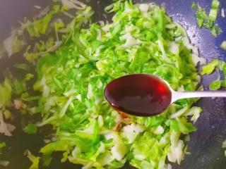 7、蚝油炒甘蓝,加入一小勺蚝油