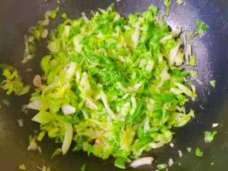 8、蚝油炒甘蓝,翻炒均匀即可