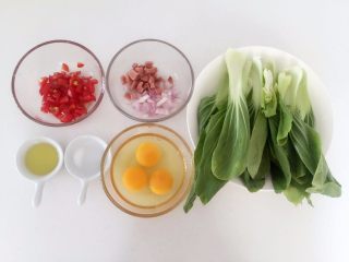 1、营养多彩烘蛋-偷懒也能做出好味道,准备好所有食材，圣女果、洋葱、火腿切小丁，同时烤箱预热180度