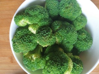 3、迷彩饭团,西蓝花用小苏打或者面粉浸泡洗净，然后锅内焯一分钟捞出备用