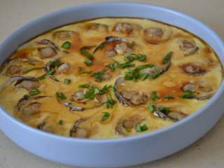 14、文蛤蒸蛋,最后撒点蒜苗碎。