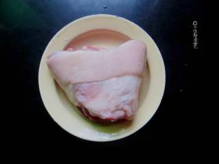 1、水晶肘花,处理猪肘；刮掉表面余毛温水冲洗干净